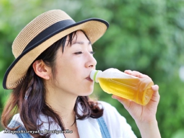 お茶を飲む農業女子1