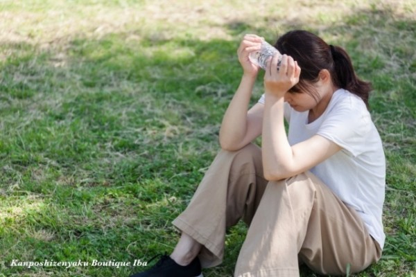 熱中症で日陰で休憩する女性-3491652_sf